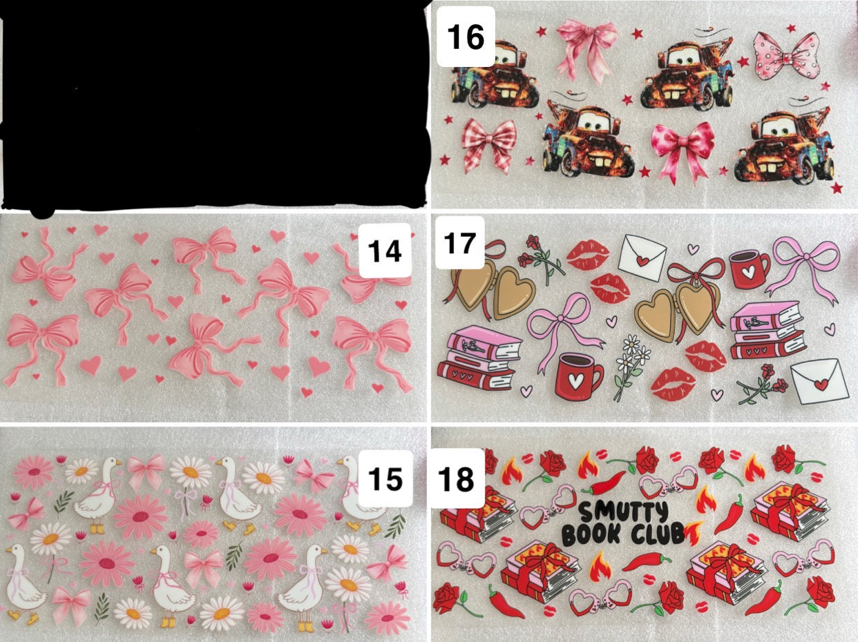 Glass med lokk og sugerør